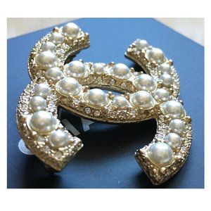 NEW Chanel CC Brooch with faux pearls